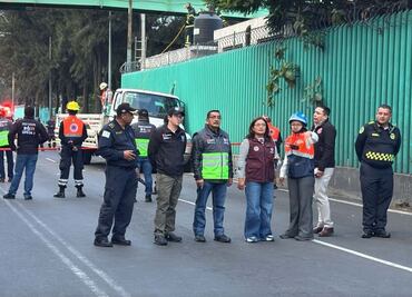 Un camión cargado con loseta cae en socavón en Periférico Oriente, en alcaldía Iztapalapa; cierran la circulación vehicular