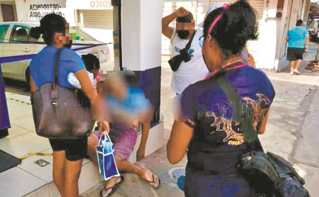 En la puerta de una farmacia en la ciudad de Zihuatanejo murió un hombre que tenía 15 días con síntomas de coronavirus, según familiares. Foto: Especial