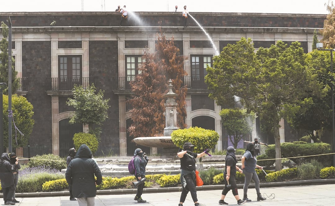 Personal del recinto legislativo utilizó mangueras para rociar con agua e intentar dispersar la manifestación de las mujeres. Foto: JORGE ALVARADO. EL UNIVERSAL