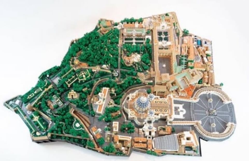 Arquitecto recrea todo el Vaticano con 67 mil piezas de LEGO