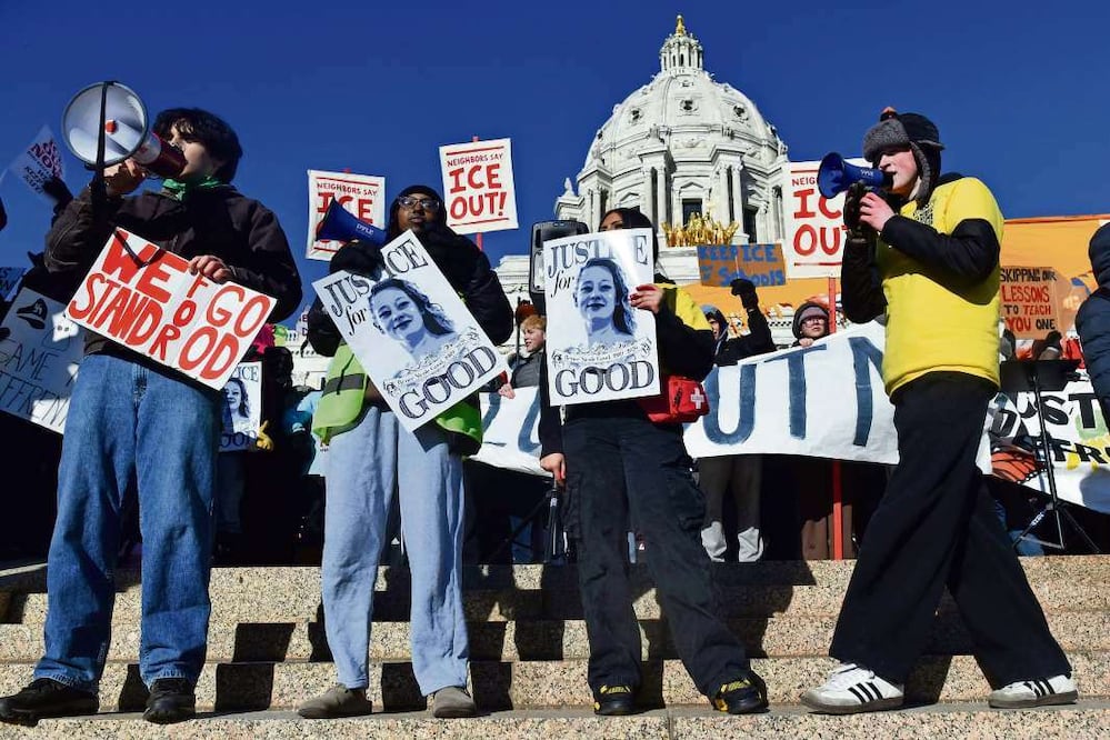 Protesta de estudiantes contra el ICE frente al Capitolio Estatal en St. Paul, Minnesota, el 14 de enero de 2026.  Crédito:  Octavio JONES / AFP