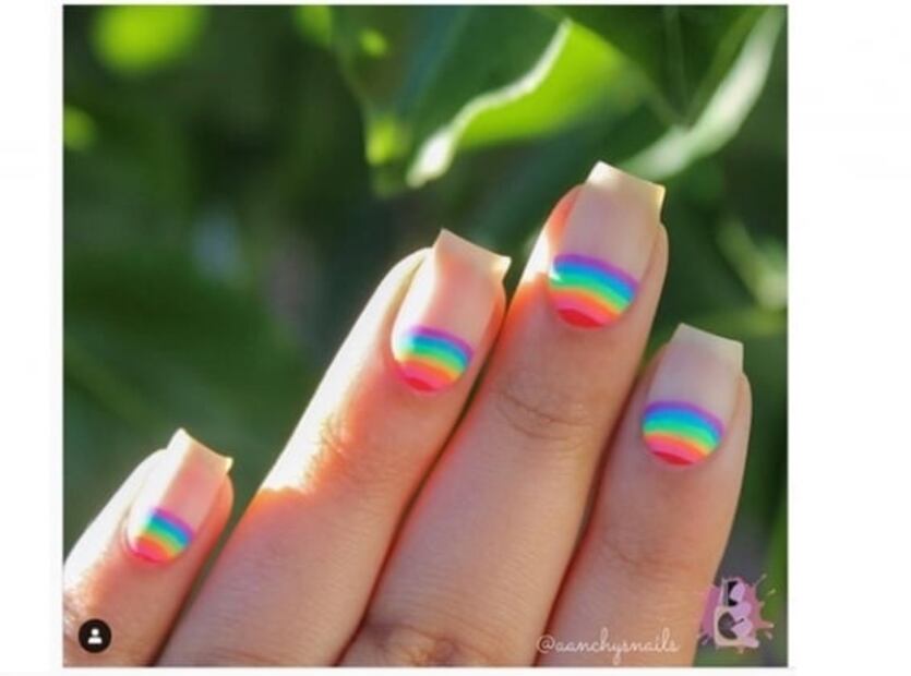 Manicura de arcoíris para conmemorar la marcha por el orgullo LGBTTTIQ+