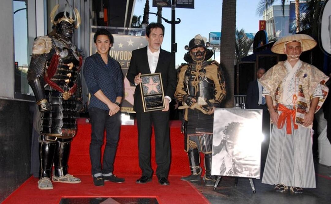 El hijo y el nieto de Mifune recibieron el reconocimiento FOTO: Twitter @wofstargirl