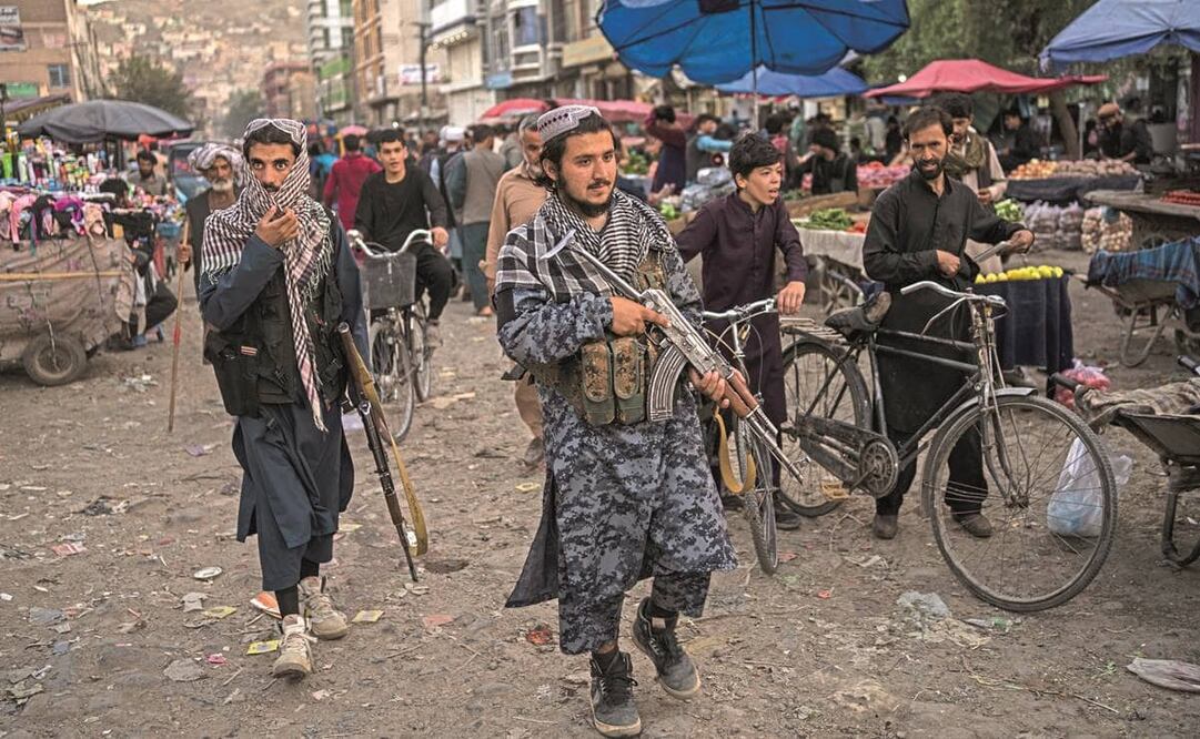 Talibanes patrullan un mercado en la ciudad vieja de Kabul. Se teme que Afganistán pueda hundirse más en la hambruna y el colapso económico. Foto: Bernat Armangue. AP