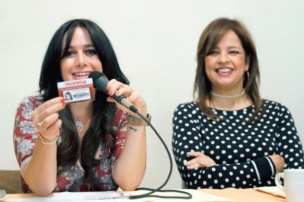 Verónica Martínez presumió su credencial como militante de Morena y dijo que ve congruencia dentro del partido (IVÁN STEPHENS. EL UNIVERSAL)