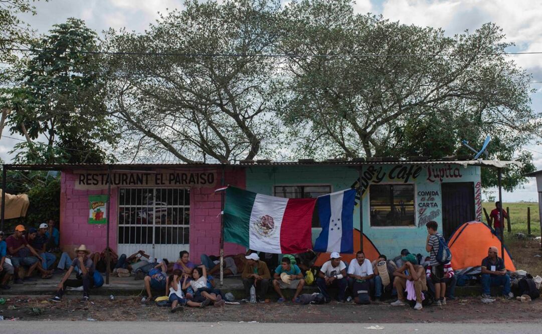 Miembros de la caravana migrante descansan en Veracruz (Foto: EFE)