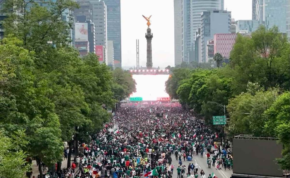 Personas esperan en las calles de Reforma para ver el partido de México contra Ecuador (30/06/2026). Foto: Valente Rosas / EL UNIVERSLA