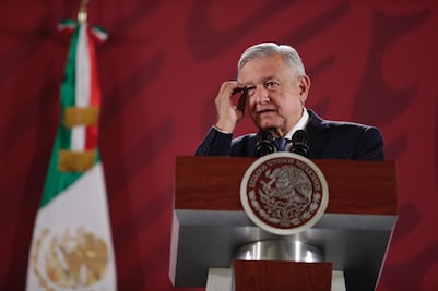 AMLO revela que recientemente usa un teléfono satelital para no quedar incomunicado
