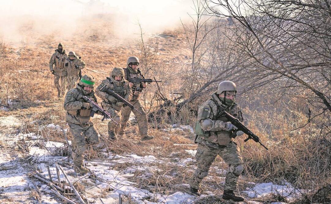 Militares ucranianos en el área de Kharkiv, el 23 de febrero, un día antes del primer año del comienzo de la invasión rusa.