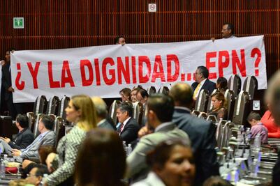 Protesta Morena por Trump en entrega de Informe