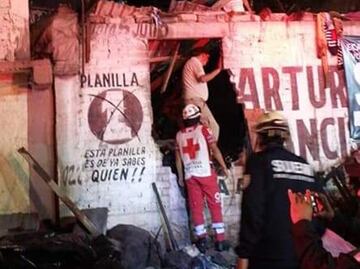Lluvia en Ecatepec desprende ladera; rescatan a hombre bajo toneladas de lodo