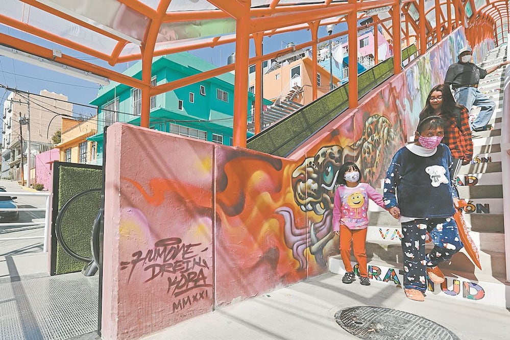 Las escaleras eléctricas de la calle Pedrera solamente suben y para descender es necesario utilizar los escalones normales. La obra también ha recibido señalamientos de diputados locales del PAN, por “el excesivo gasto” que representó su construcción. BER