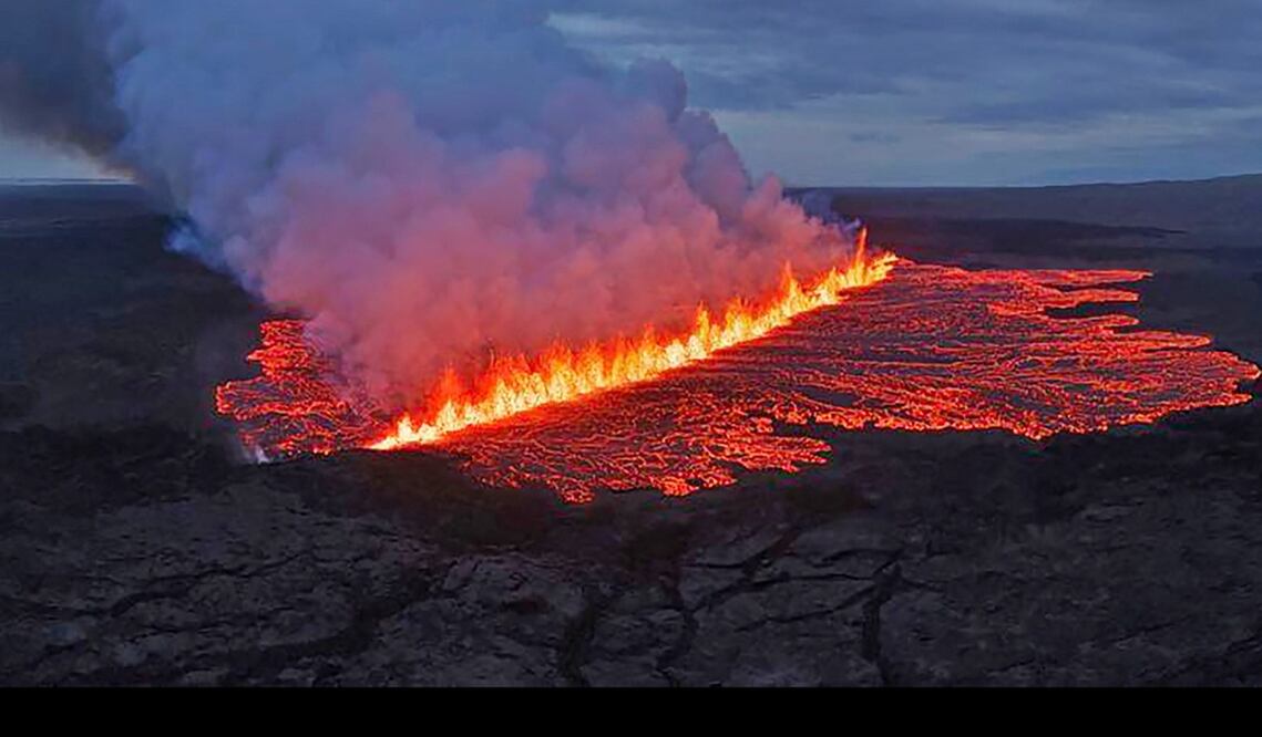 Imagen de la lava que emerge tras la erupción de un volcán cerca de Grindavik, en la península islandesa de Reykjanes, el 16 de julio de 2025. Foto: AFP