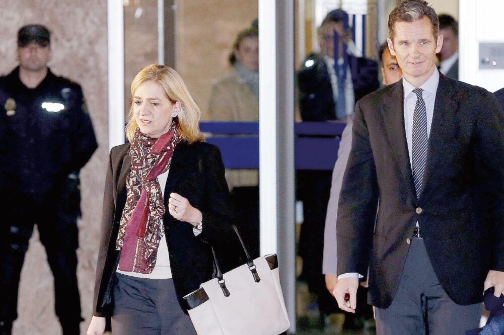 La infanta Cristina y su esposo, Iñaki Urdangarin, a su salida del juicio por el caso Nóos, en Palma de Mallorca; se les acusa de malversar fondos públicos (BALLESTEROS. EFE)