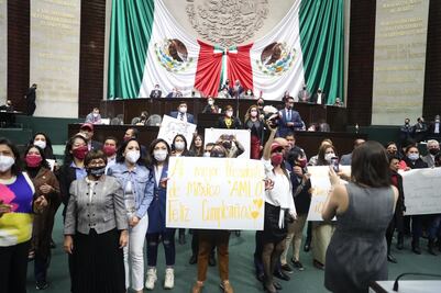 Diputados interrumpen sesión para cantar "Las Mañanitas" a AMLO