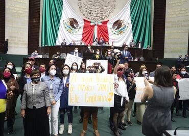 Diputados interrumpen sesión para cantar "Las Mañanitas" a AMLO