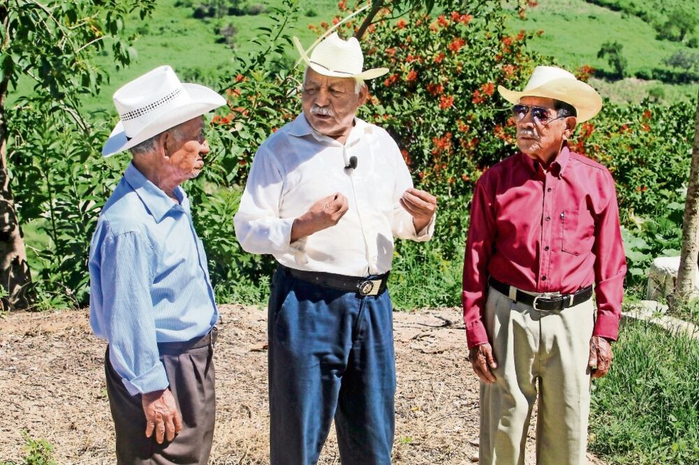Rómulo, Flaviano e Hilario son primos. Viven en Motozintla, Chiapas, se ven cada 6 meses y cuando hablan, lo hacen en mochó, como sus antepasados (GERMÁN GARCÍA. EL UNIVERSAL)