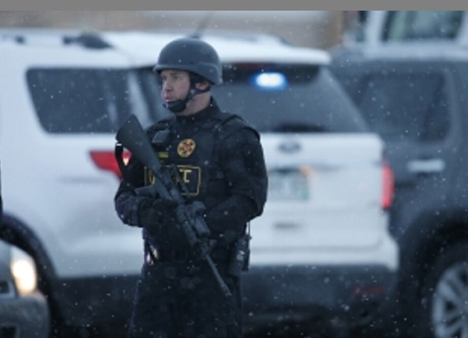Policia haciendo guardia en las proximidades de la clínica Planned Parenthood (DAVID ZALUBOWSKI. AP)