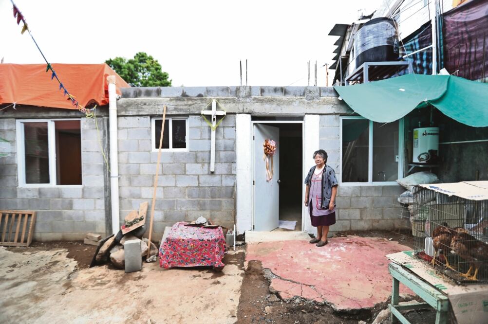 La señora Guadalupe Morelos cuenta que la reconstrucción de su casa fue gratis y por parte de la delegación y que Leonel Luna, personalmente, acudió a supervisar los daños. (ERIKA FLORES)