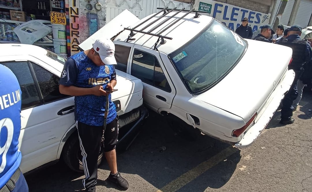 “El Chimeco” pudo detenerse después de que chocó contra los automotores. Foto: Especial