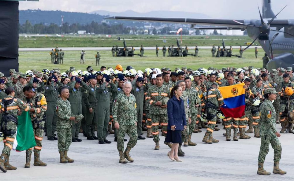 La presidenta de México, Claudia Sheinbaum Pardo, encabezó la Ceremonia de Recepción del Agrupamiento de Ayuda Humanitaria “Yumare”, que viajó a Venezuela después de los sismos de 7.2 y 7.5 ocurridos el pasado 24 de junio. Foto: Hugo Salvador / EL UNIVERSAL