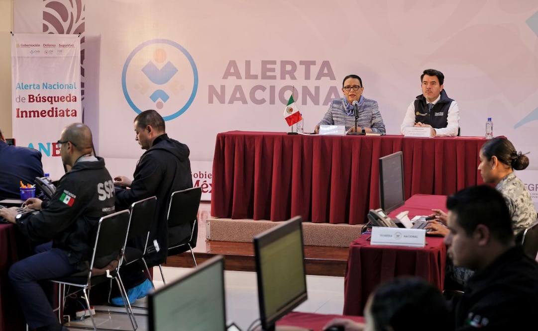 La secretaria de gobernación, Rosa Icela Rodríguez, y el subsecretario de derechos humanos, población y migración, Arturo Medina Padilla, en el Centro de Mando de la Alerta Nacional de Búsqueda Inmediata. Foto: X @rosaicela_