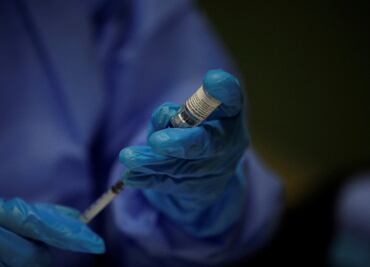 Covid-19: Pfizer sugiere que tercera dosis de vacuna protegerá a adultos mayores de variante Delta