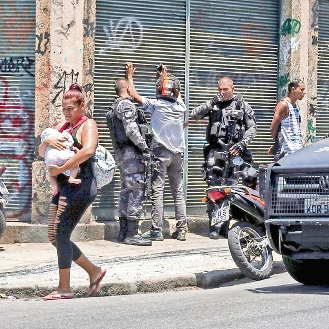 Policías militares en un operativo contra la delincuencia en Santa Teresa, en Río de Janeiro. Desde la madrugada, iniciaron las acciones en varias comunidades. CARSON GARDINER. AP