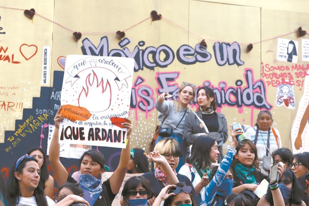 En sus marchas y protestas, la mujeres portan carteles y mantas con leyendas, frases y palabras a las que han dado nuevos usos y resignificaciones a fin de enaltecer su lucha contra la violencia. Foto: Archivo El Universal
