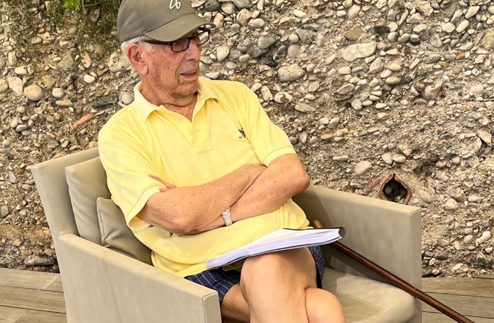 Mario Vargas Llosa se recupera de su tercera infección por Covid-19.
Foto: Twitter