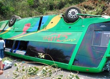 One killed and 25 injured in rollover in Veracruz