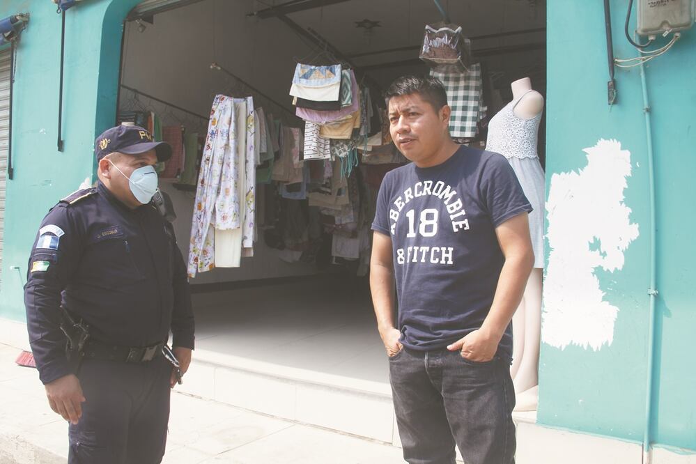 Tras implementarse el toque de queda en Guatemala, policías visitaron negocios en Tecún Umán para recordar el cierre obligatorio desde las 16:00 horas. Foto: MARÍA DE JESÚS PETERS. EL UNIVERSAL