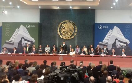 Peña Nieto llama a restablecer orden democrático en Venezuela