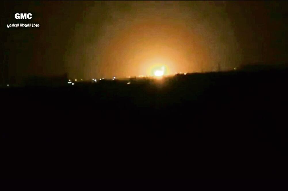 Imagen de video en la que se observa el momento en que se registra una explosión cerca del aeropuerto de Damasco. (AP)