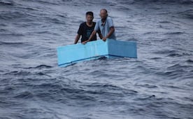Rescatan a dos pescadores a 240 km de la costa de Chiapas; tenían cinco días desaparecidos