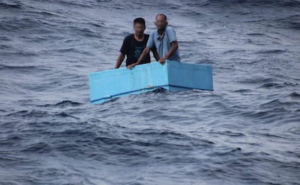 Rescatan a dos pescadores a 240 km de la costa de Chiapas; tenían cinco días desaparecidos