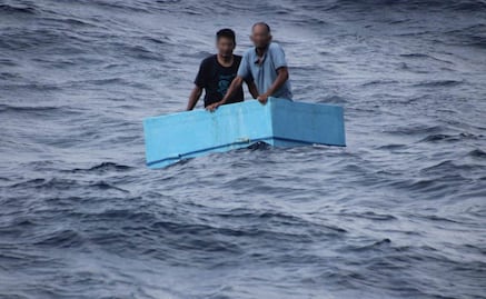 Rescatan a dos pescadores a 240 km de la costa de Chiapas; tenían cinco días desaparecidos