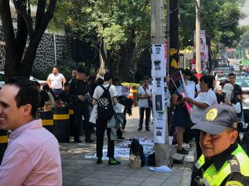 Activistas protestan por maltrato animal en embajada china; aseguran que influencers torturan y comen carne de gato