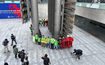 Activistas de Greenpeace escalan la Estela de Luz para exigir protección de la Selva Maya