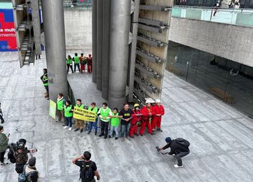 Activistas de Greenpeace escalan la Estela de Luz para exigir protección de la Selva Maya
