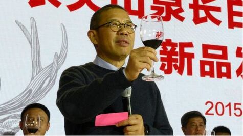 El "lobo solitario" que se convirtió en la persona más rica de China con su negocio de agua embotellada