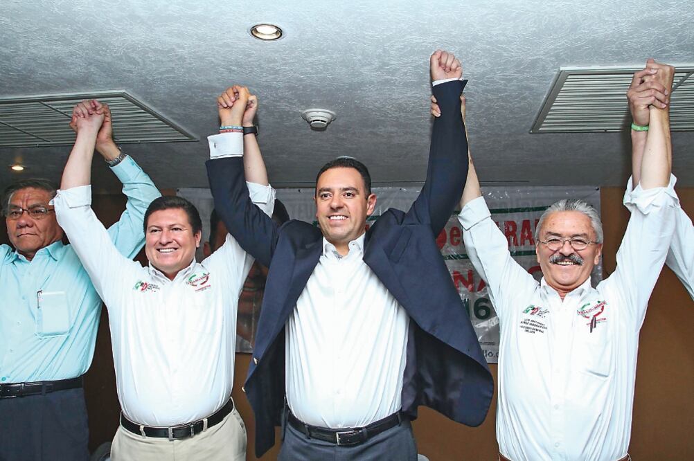 Alejandro Tello Cristerna (segundo de der. a izq.), candidato del PRI a la gubernatura de Zacatecas, se declaró triunfador en la elección de esta entidad (ADOLFO VLADIMIR. CUARTOSCURO)