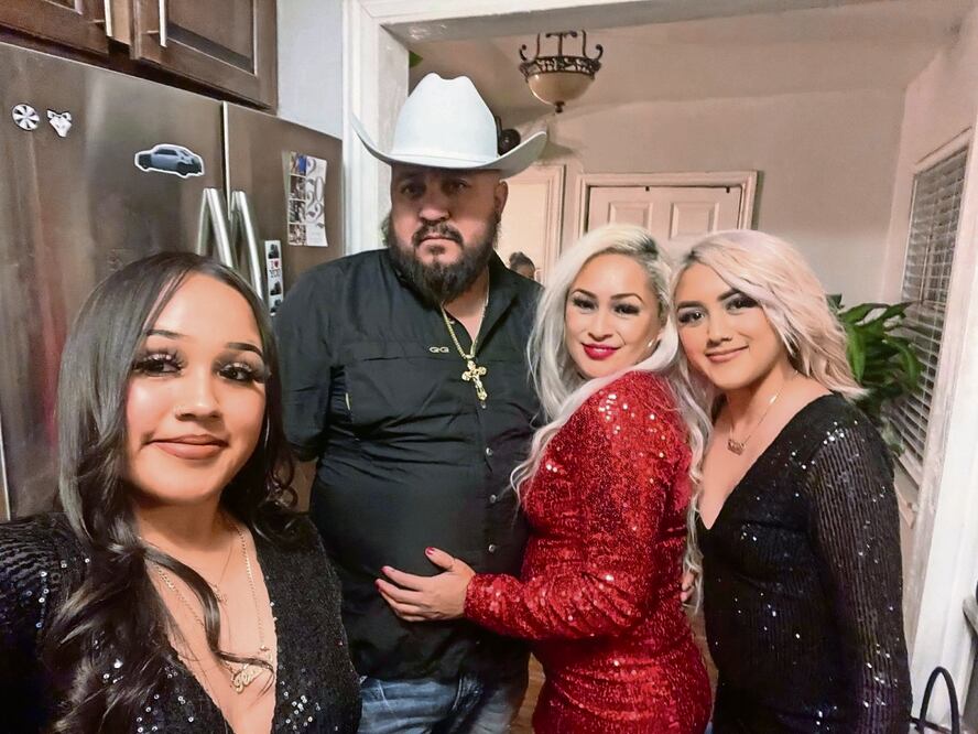 Ana Moreno, de 39 años (con vestido rojo), ayudaba a su hija a prepararse para el baile de graduación, en Dallas, Texas, cuando quedó atrapada en el fuego cruzado de un tiroteo entre dos vehículos.