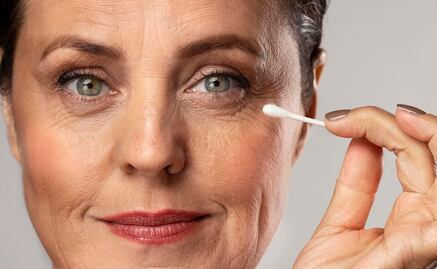 Cómo usar vaselina para reducir las patas de gallo