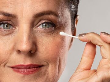 Cómo usar vaselina para reducir las patas de gallo