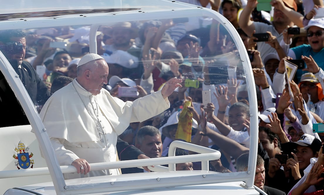 El Papa Francisco saludando desde el papamóvil cuando llegó al estadio Víctor Manuel Reyna en Tuxtla Gutiérrez (AP)