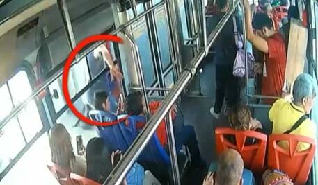 VIDEO Captan robo de celulares a pasajeros del Mexibús en Ecatepec; ladrones estaban en el pasillo y metieron la mano por la ventanilla