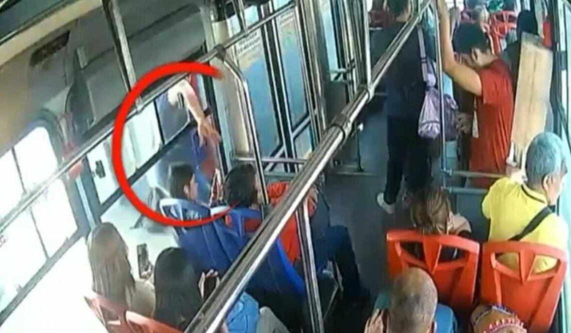 Un hombre aprovecha la distracción de una mujer que iba sentada dentro del Mexibús, arrebatándole el teléfono celular. Foto: Captura de pantalla