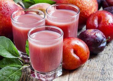 La razón por la que debes tomar licuado de ciruela en las mañanas