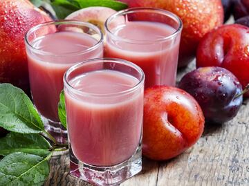 La razón por la que debes tomar licuado de ciruela en las mañanas